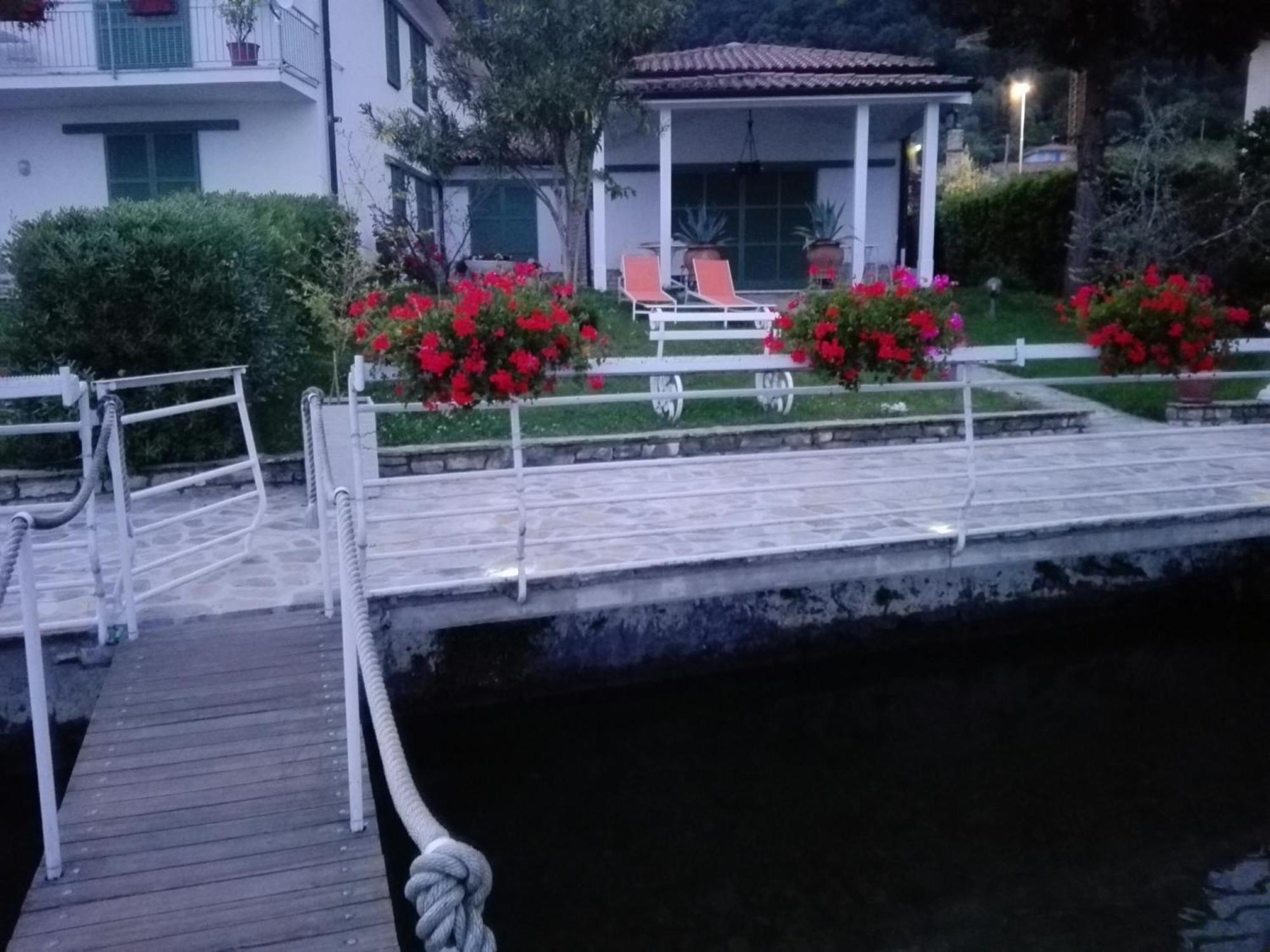 Villa Anastasye Your Lakefront Vacation Rental Predore Ruang foto