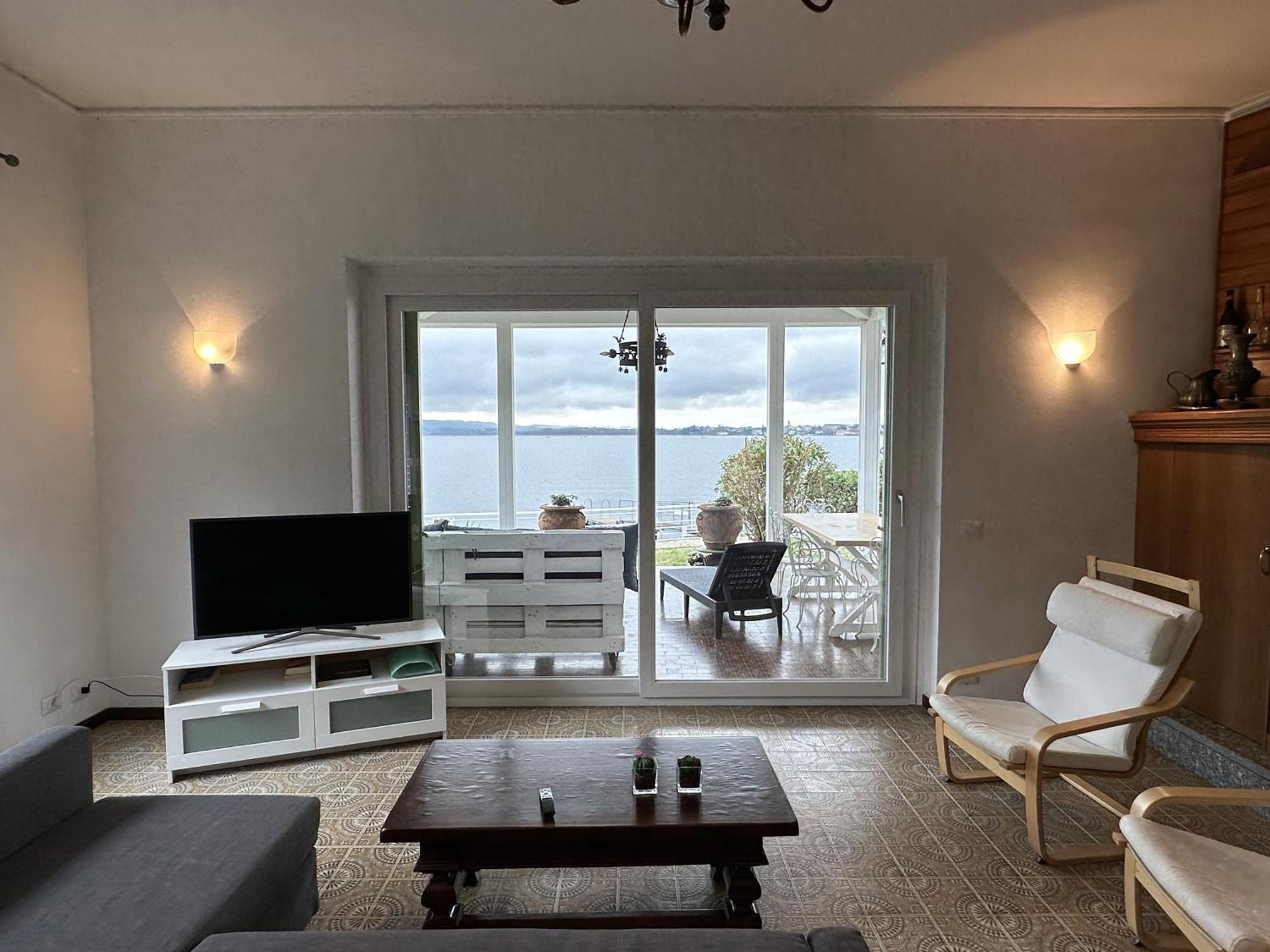 Villa Anastasye Your Lakefront Vacation Rental Predore Ruang foto
